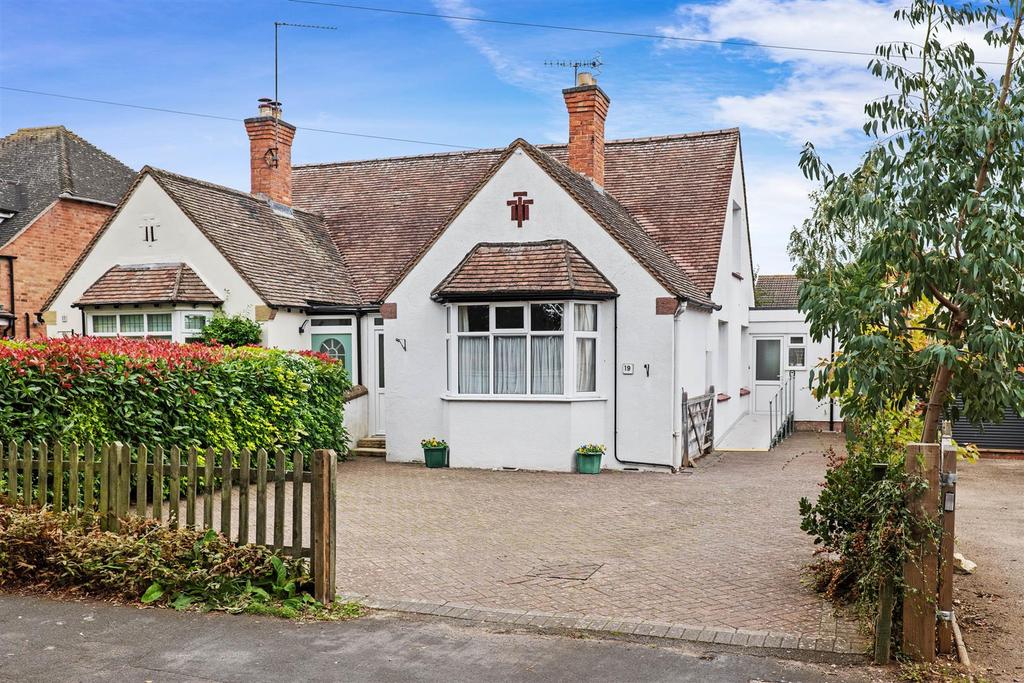 Manor Road, Stratford upon Avon 3 bed bungalow £400,000