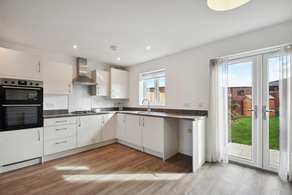 Cheyne Avenue, Wellingborough 4 bed house £1,500 pcm (£346 pw)
