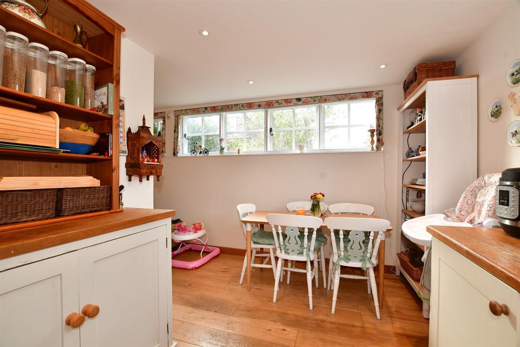 Kitchen/ Dining Area