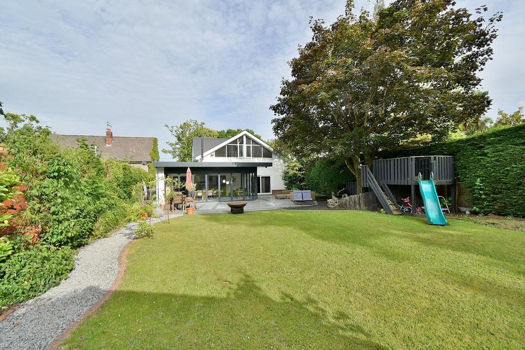 Chine Walk, West Parley, Ferndown, BH22 6 bed detached house for sale