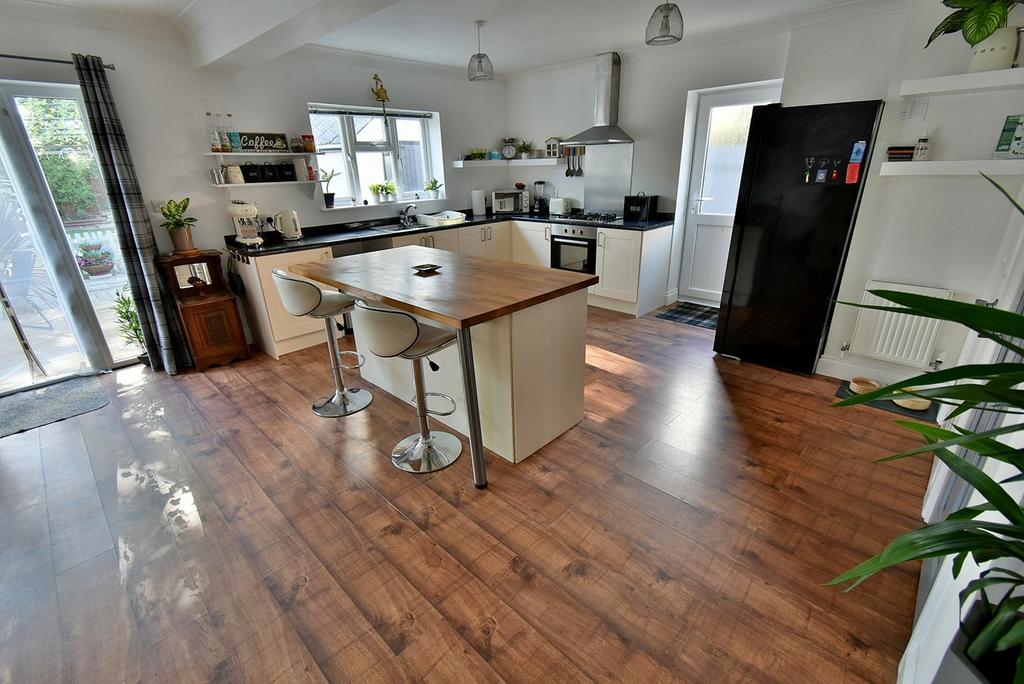 Western Avenue, Bournemouth, BH10 5 bed detached house £475,000