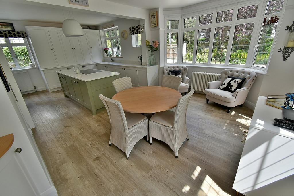Queens Road, Ferndown, BH22 4 bed detached house £1,125,000