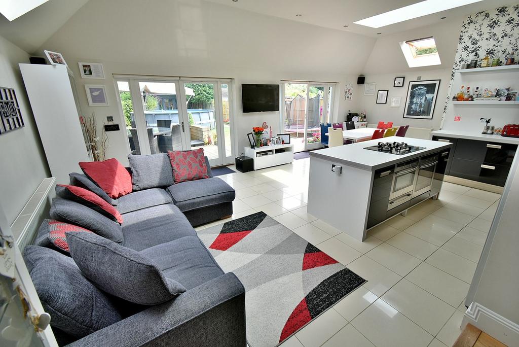 Kitchen/dining/famil