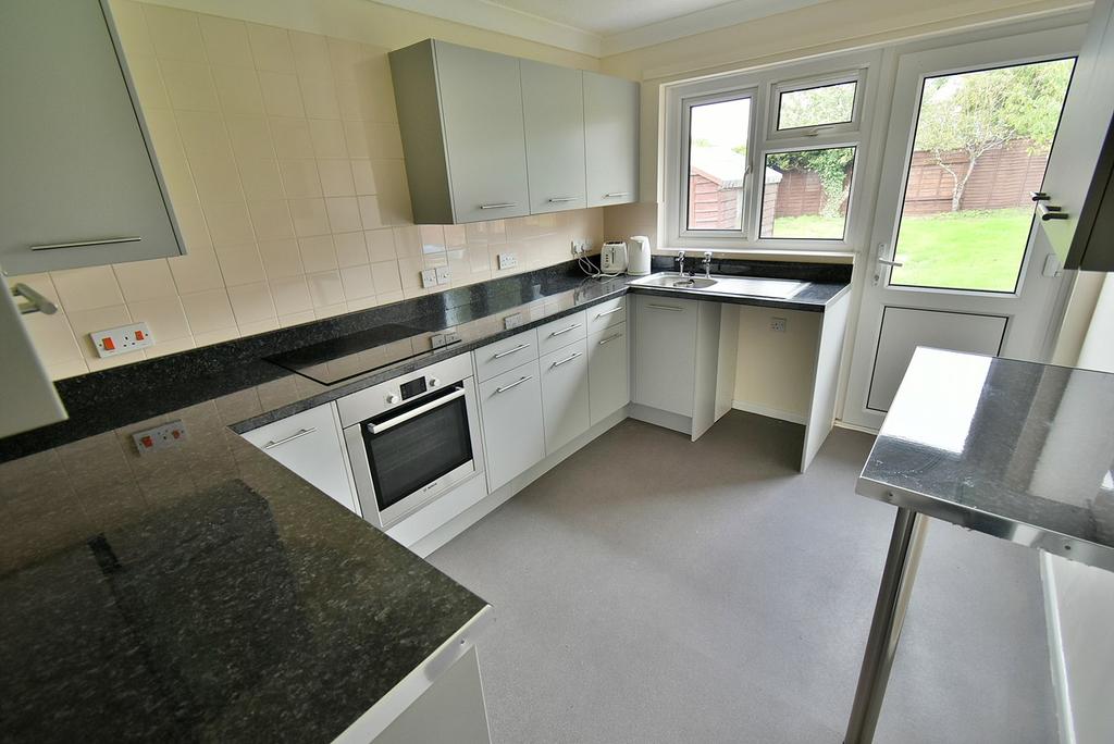 Clayford Avenue, Ferndown, BH22 2 bed semidetached bungalow £290,000