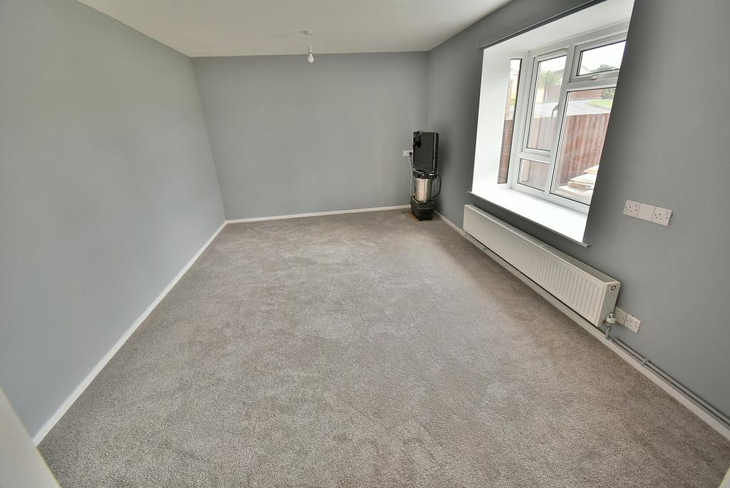 Clayford Avenue, Ferndown, BH22 2 bed semidetached bungalow £290,000