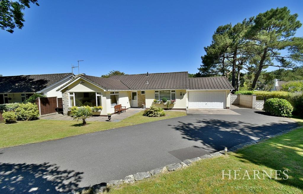Willow Way, Ferndown, BH22 3 bed detached bungalow £700,000