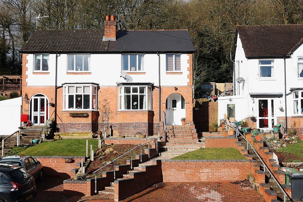 Plymouth Road, Redditch, Worcestershire, B97 3 bed semidetached house