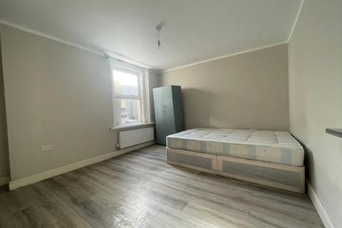 2 bedroom flat to rent, Chobham Road, Stratford