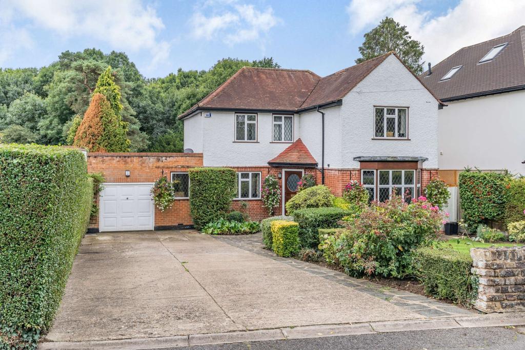 Cuckoo Hill Road, Pinner, HA5 4 bed detached house £1,500,000