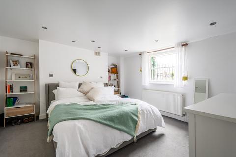 130c Lansdowne Drive, London, E8 4NF