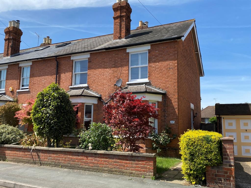 Clarence Street, Egham, Surrey, TW20 2 bed end of terrace house £