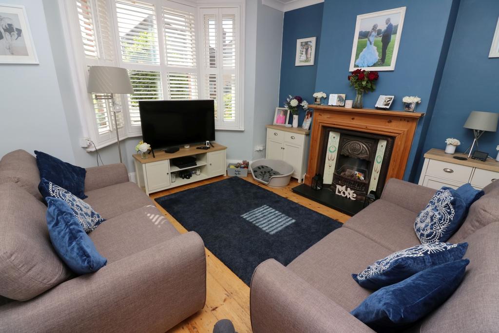 Clarence Street, Egham, Surrey, TW20 2 bed end of terrace house £