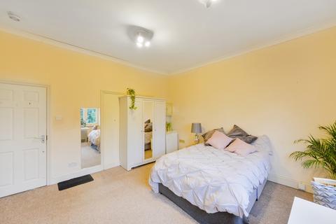 Flat to rent, Belsize Park Gardens