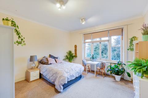 Flat to rent, Belsize Park Gardens