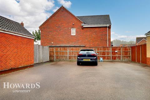 8 Aspen Coppice, Lowestoft, NR32 4UL