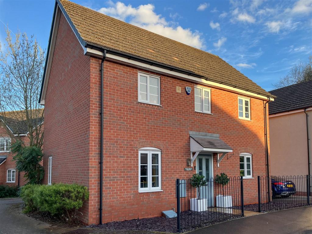 Hollington Road, Alvechurch, B48 7LQ 3 bed detached house £425,000