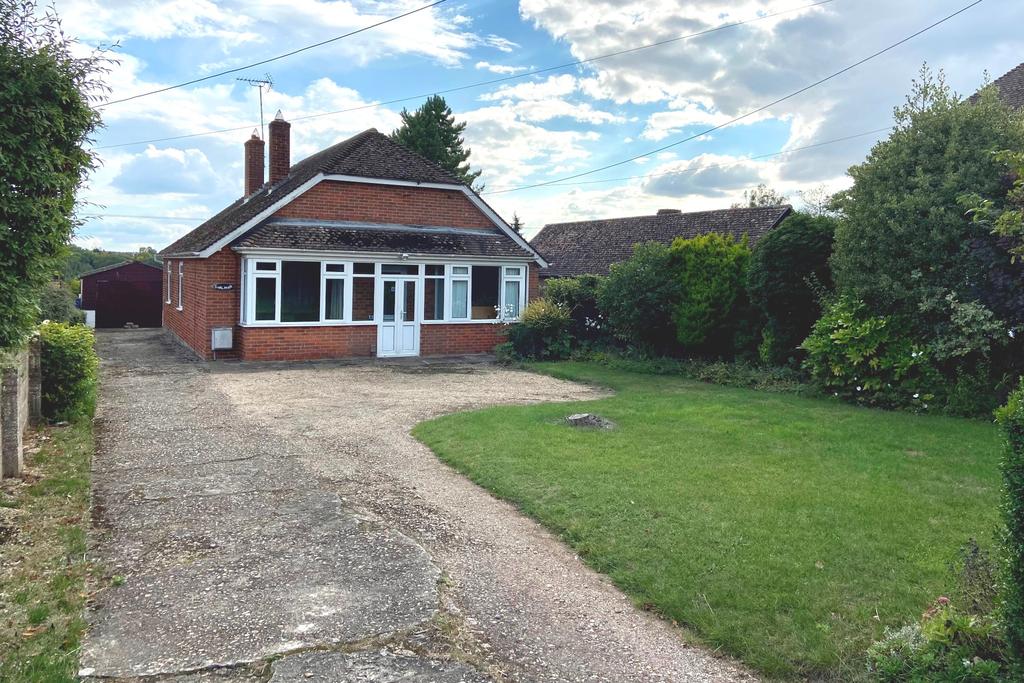 Larkhill Road, Durrington, Salisbury SP4 8DP 3 bed detached bungalow