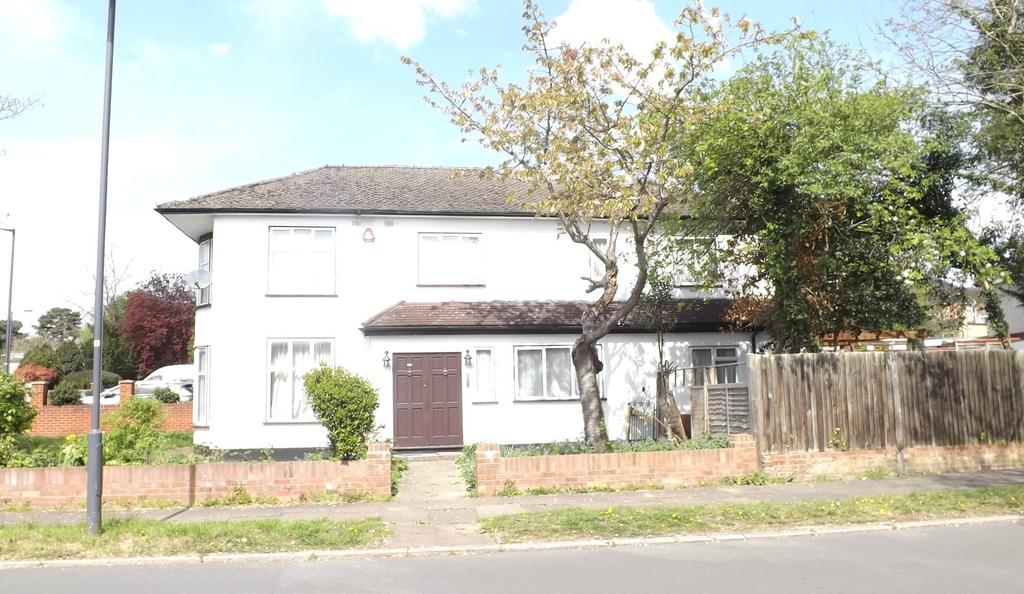 Lansdowne Road, Stanmore HA7 4 bed detached house £825,000