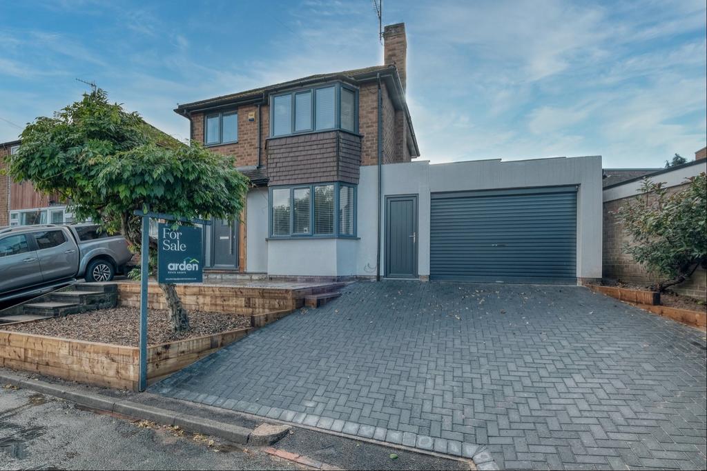 Maypole Drive, Stourbridge, DY8 3TZ 3 bed detached house £365,000
