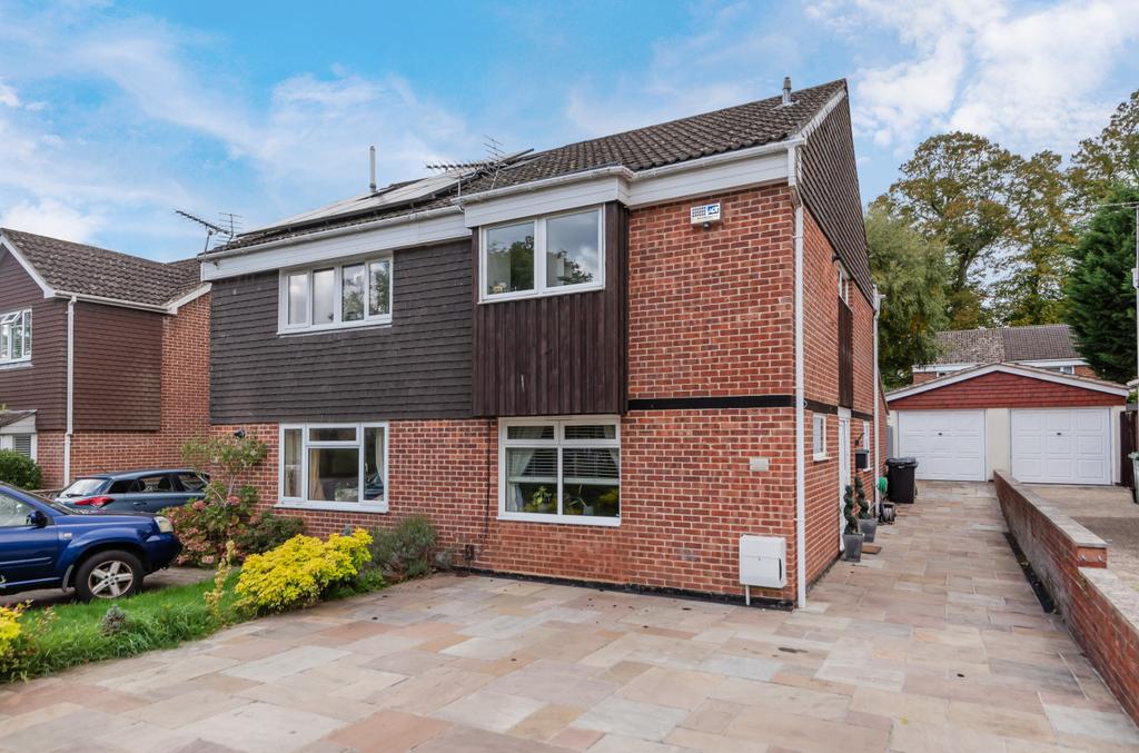 Holmesland Drive, Botley... 3 bed semidetached house £410,000