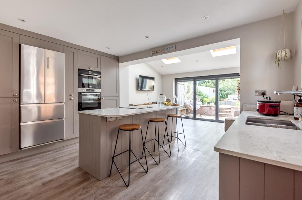 Holmesland Drive, Botley... 3 bed semidetached house £410,000