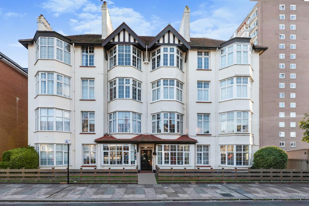 Alexandra Road, Southendonsea, SS1 3 bed apartment £1,200 pcm (£277 pw)