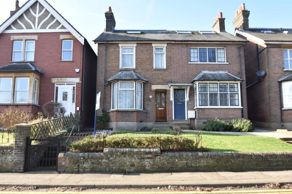 Bellingdon Road, Chesham, Buckinghamshire, HP5 3 bed semidetached