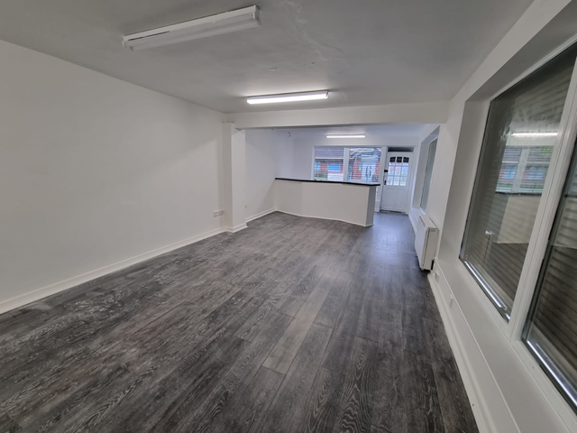 Manchester Road, Ince, WN2 2EA Shop - £400 pcm (£92 pw)