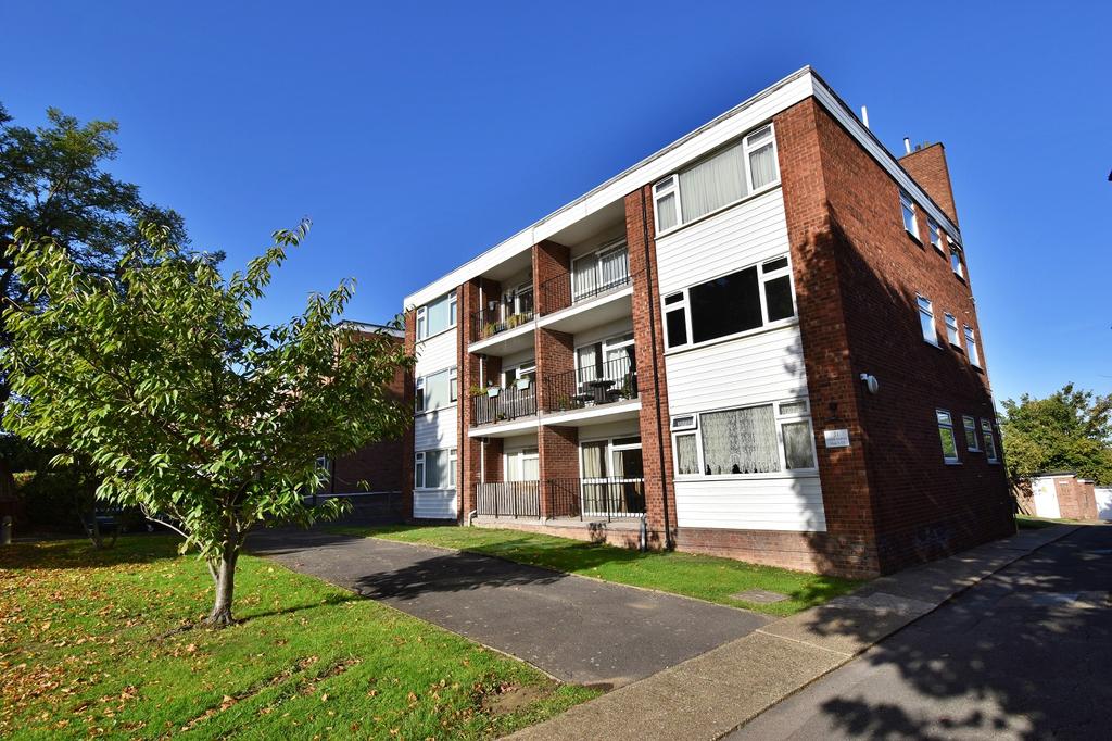 31 Castle Avenue, Highams Park. E4 9PY 2 bed flat - £350,000