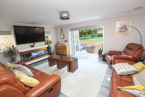 4 bedroom detached house for sale, Lordslaine Close, Eastbourne, BN20 7UF