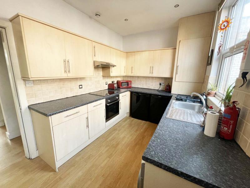 LUMLEY AVENUE, BURLEY PARK, LEEDS, LS4 2LR 4 bed end of terrace house £1,200 pcm (£277 pw)