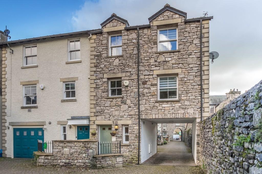 Kendal, Cumbria 2 bed townhouse £775 pcm (£179 pw)