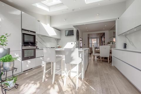 21 Bridgford Street, London, SW18 3TQ