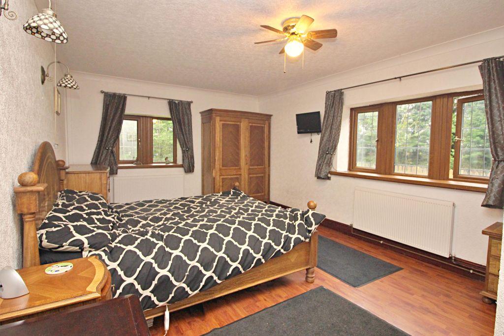 Master Bedroom With En-Suite Shower