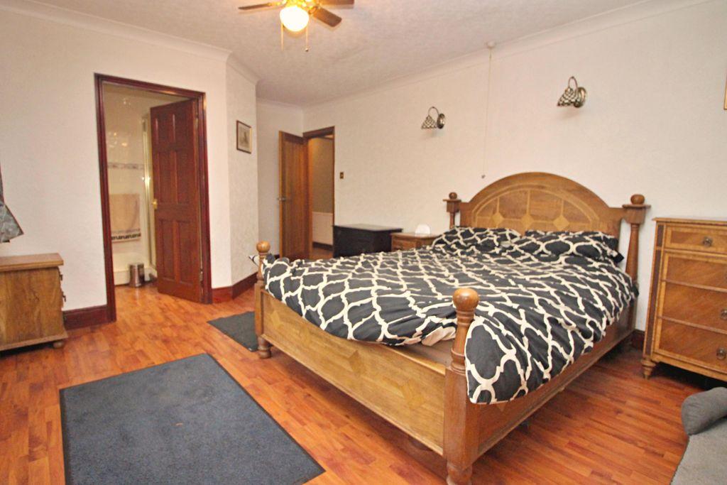 Master Bedroom With En-Suite Shower