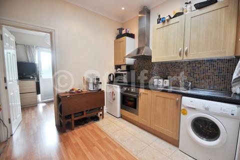 Studio to rent, High Road, London N12