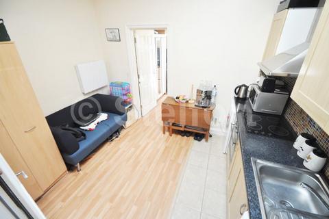 Studio to rent, High Road, London N12