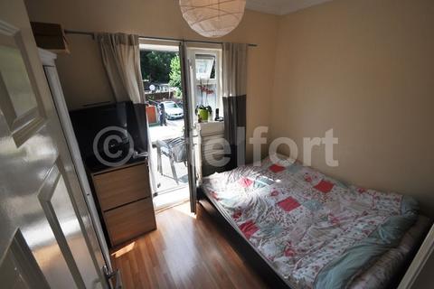 Studio to rent, High Road, London N12
