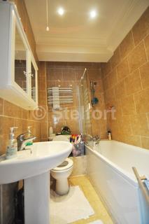 Studio to rent, High Road, London N12