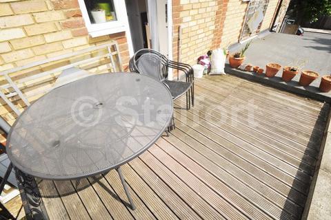 Studio to rent, High Road, London N12