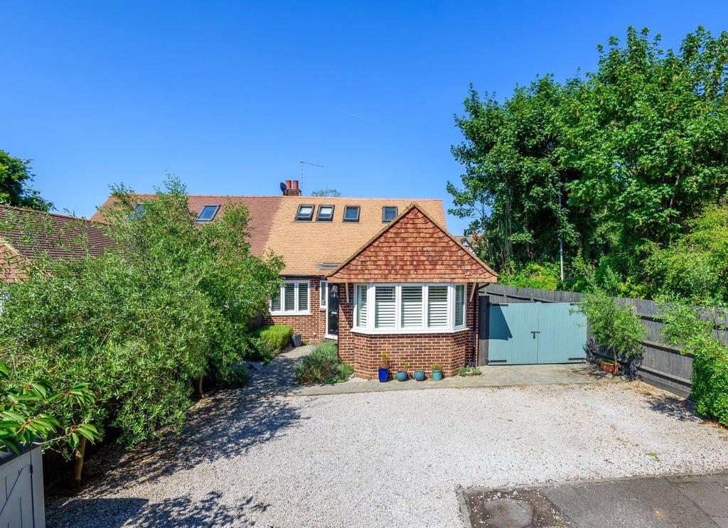 Fortescue Road, Weybridge, KT13 4 bed semidetached house £899,950