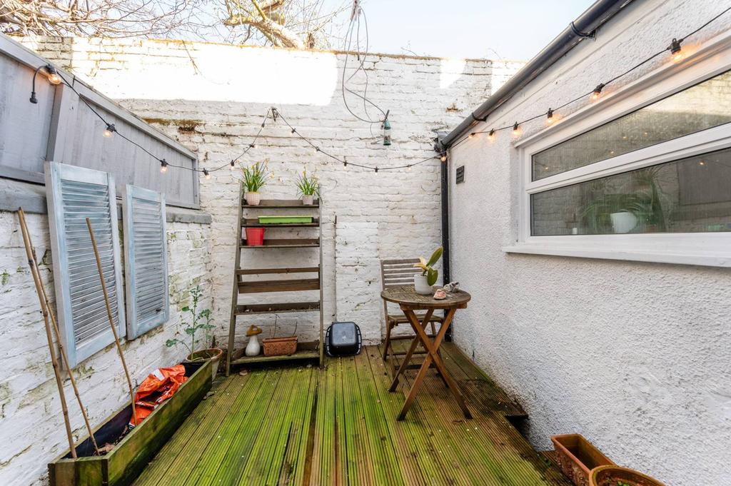 Robson Road, West Norwood, London, SE27 2 bed house £2,000 pcm (£462 pw)