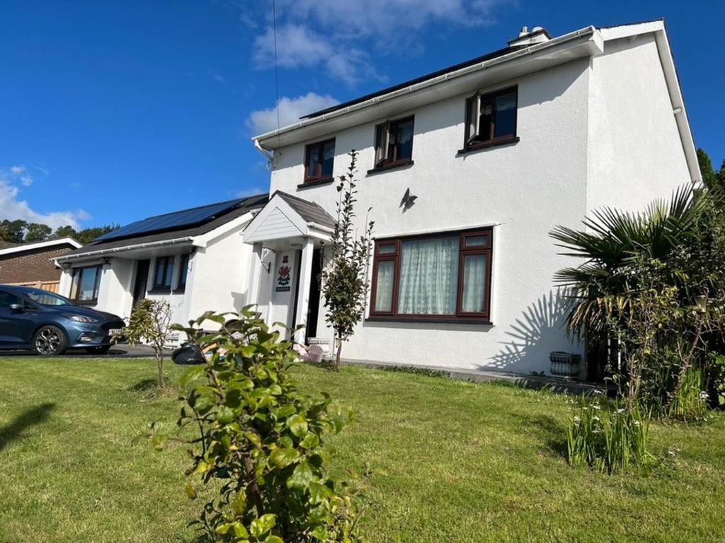 Heddfan, Pwllhobi, Llanbadarn Fawr 3 bed detached house for sale £325,000