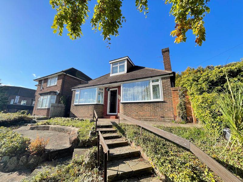 Crawley Green Road, Luton 3 bed detached bungalow £1,400 pcm (£323 pw)