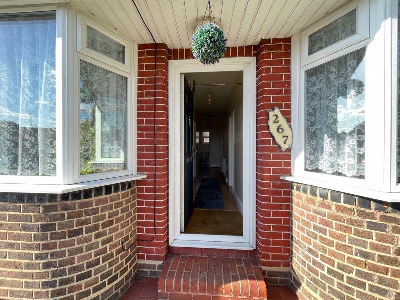 Crawley Green Road, Luton 3 bed detached bungalow £1,400 pcm (£323 pw)