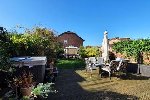 15 Farmington Close, Abbeymead, Gloucester, GL4 4XA
