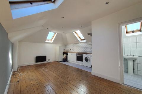 1 bedroom flat to rent, Come and view this large well presented newly refurbished 1bed topfloor floor flat to let in Streatham Hill.