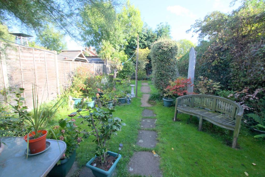 Chandos Road, Staines-upon-Thames, TW18 3 bed detached house - £465,000