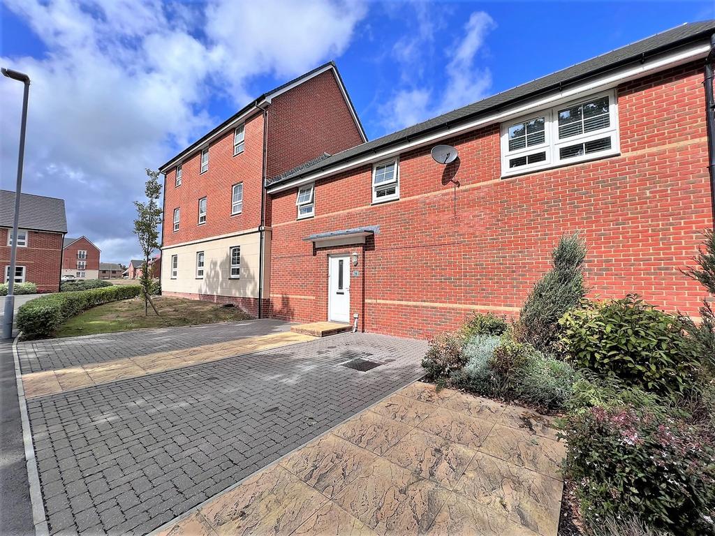 Abraham Drive, Hamworthy, Poole, BH15 2 bed apartment £264,000