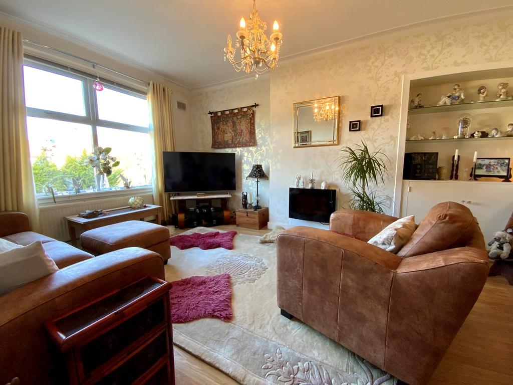 Kennedy Crescent, Kirkcaldy, Fife, KY2 2 bed apartment £90,000